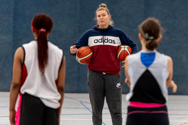 Klaudia Grudzien (23, GISA Lions SV Halle) hat auch eine Trainerlizenz und unterrichtet die Basketballtalente der 5. und 6. Klasse der Sportschule Basketball - 1. Bundesliga - ERDGAS Sportarena Halle (Saale) 12.11.2020 Foto: Holger John Sachsen-Anhalt Deutschland