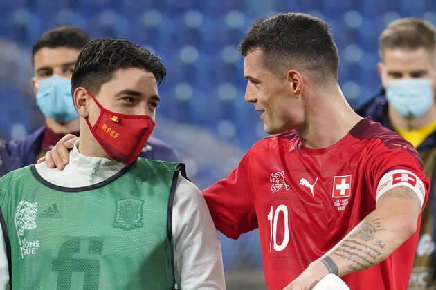 HŽctor Bellerin, ESP, mit Maske, re. Granit Xhaka, SUI, Schweiz - Spanien, Nations League, Länderspiel, Fussball, 14.11.2020