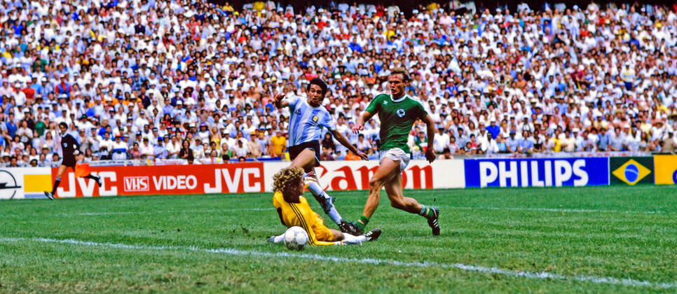 29.06.86 Argentinien - Deutschland Mexiko, Mexiko-Stadt, 29.06.1986, Fussball, FIFA WM 1986 in Mexiko, Finale, Argentinien - DFB Deutschland (3:2): v.l. Harald Toni Schumacher (Deutschland), Jorge Burruchaga (Argentinien), Hans-Peter Briegel (Deutschland); Tor 3:2 Burruchaga.