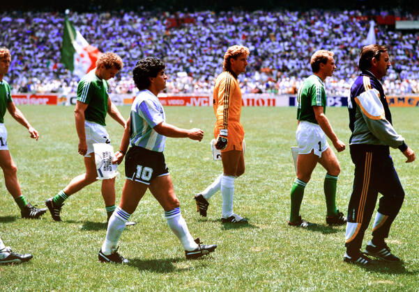 29.06.86 Argentinien - Deutschland Mexiko, Mexiko-Stadt, 29.06.1986, Fussball, FIFA WM 1986 in Mexiko, Finale, Argentinien - DFB Deutschland (3:2): v.l. Hans-Peter Briegel (Deutschland), Diego Maradona (Argentinien), Harald Toni Schumacher, Karl-Heinz Rummenigge (beide Deutschland).