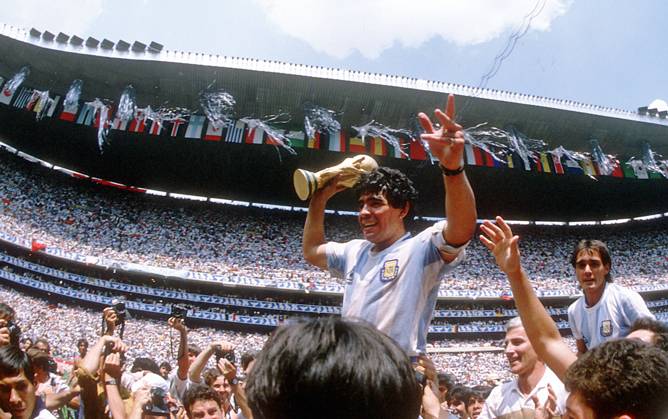 Fussball, WM 1986 in Mexiko, Finale Deutschland - Argentinien, 2:3, 29.06.1986 JUBEL Argentinien; Diego MARADONA laesst sich mit dem Pokal feiern FOTO: WEREK Pressebildagentur xxNOxMODELxRELEASExx