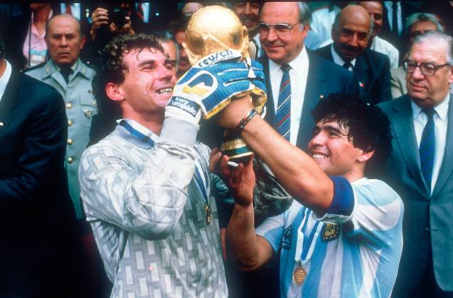 Fussball, WM 1986 in Mexiko, Finale Deutschland - Argentinien, 2:3, 29.06.1986 JUBEL Argentinien; Torhueter Nery PUMPIDO (li) und Diego MARADONA (re) mit dem WM-Pokal FOTO: WEREK Pressebildagentur xxNOxMODELxRELEASExx