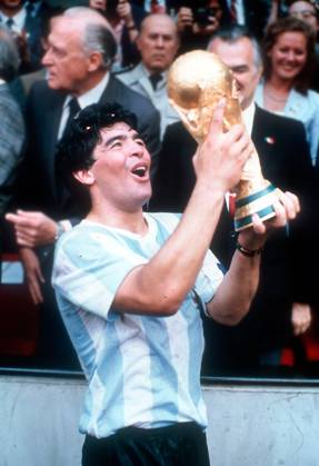 Fussball, WM 1986 in Mexiko, Finale Deutschland - Argentinien, 2:3, 29.06.1986 JUBEL Argentinien; Diego MARADONA mit dem WM-Pokal FOTO: WEREK Pressebildagentur xxNOxMODELxRELEASExx