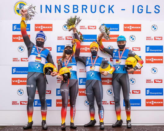 29.11.2020, Olympia Eiskanal, Innsbruck, AUT, Viessmann Rennrodel Weltcup, Igls, Team-Staffel Bewerb, Siegerehrung, im Bild Julia Taubitz, Felix Loch, Toni Eggert und Sascha Benecken (GER, 1. Platz) winning team Germany with Julia Taubitz Felix Loch Toni Eggert andSascha Benecken during the winner ceremony for the Team Relay Competition of Viessmann World Cup at the Olympia Eiskanal in Innsbruck, Austria on 2020 11 29.