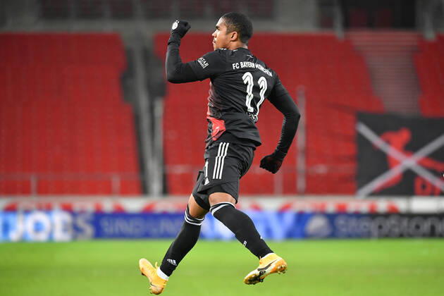 Torjubel Douglas COSTA (Bayern Muenchen) nach Tor zum 1-3,Jubel,Freude,Begeisterung, Aktion,Einzelaktion,Einzelbild, Freisteller,Ganzkoerperaufnahme,ganze Figur. Fussball 1. Bundesliga Saison 2020 2021, 9.Spieltag, Spieltag09, VfB Stuttgart - FC Bayern Muenchen 1-3 am 28.11.2020 in der Mercedes-Benz-Arena Stuttgart. DFL REGULATIONS PROHIBIT ANY USE OF PHOTOGRAPHS AS IMAGE SEQUENCES AND OR QUASI-VIDEO.EDITORIAL USE ONLY. Nur fuer journalistische Zwecke!