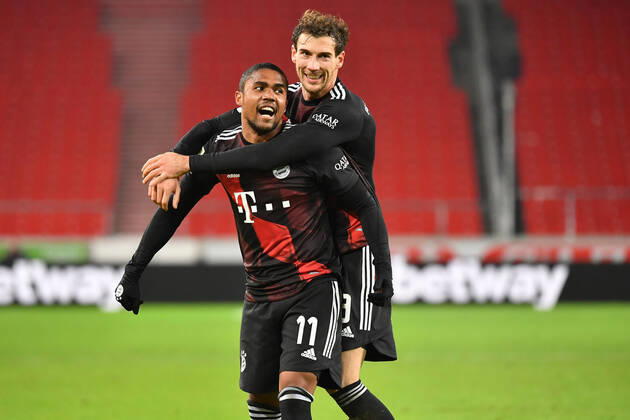 Torjubel Douglas COSTA (Bayern Muenchen) nach Tor zum 1-3 mit Leon GORETZKA (Bayern Muenchen,re), Jubel,Freude,Begeisterung, Aktion, Fussball 1. Bundesliga Saison 2020 2021, 9.Spieltag, Spieltag09, VfB Stuttgart - FC Bayern Muenchen 1-3 am 28.11.2020 in der Mercedes-Benz-Arena Stuttgart. DFL REGULATIONS PROHIBIT ANY USE OF PHOTOGRAPHS AS IMAGE SEQUENCES AND OR QUASI-VIDEO.EDITORIAL USE ONLY. Nur fuer journalistische Zwecke!