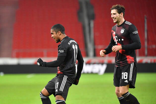 Torjubel Douglas COSTA (Bayern Muenchen) nach Tor zum 1-3 mit Leon GORETZKA (Bayern Muenchen,re), Jubel,Freude,Begeisterung, Aktion. Fussball 1. Bundesliga Saison 2020 2021, 9.Spieltag, Spieltag09, VfB Stuttgart - FC Bayern Muenchen 1-3 am 28.11.2020 in der Mercedes-Benz-Arena Stuttgart. DFL REGULATIONS PROHIBIT ANY USE OF PHOTOGRAPHS AS IMAGE SEQUENCES AND OR QUASI-VIDEO.EDITORIAL USE ONLY. Nur fuer journalistische Zwecke!