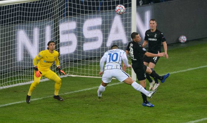 Sport Bilder des Tages Fussball, UEFA Champions League, Herren, Saison 2020 2021, Gruppe B, 5. Spieltag, Borussia Park: Bor. Mönchengladbach (schwarz) -Inter Mailand (weiss); Lautaro Martinez (INT), Yann Sommer (BMG), Stefan Lainer (BMG). Aktion UEFA REGULATIONS PROHIBIT ANY USE OF PHOTOGRAPHS AS IMAGE SEQUENCES AND OR QUASI-VIDEO.
