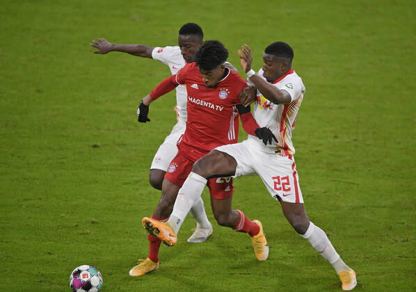 05.12.2020, Fussball 1. Bundesliga: FC Bayern - RB Leipzig 05.12.2020, Fussball 1. Bundesliga 2020 2021, 10. Spieltag, FC Bayern München - RB Leipzig, in der Allianz-Arena München. (L-R) Amadou Heidara (RB Leipzig) gegen Kingsley Coman (Bayern München) und Nordi Mukiele (RB Leipzig) Foto: Bernd Feil M.i.S Pool Nur für journalistische Zwecke! Only for editorial use! Gemäß den Vorgaben der DFL Deutsche Fußball Liga ist es untersagt, in dem Stadion und oder vom Spiel angefertigte Fotoaufnahmen in Form von Sequenzbildern und oder videoähnlichen Fotostrecken zu verwerten bzw. verwerten zu lassen. DFL regulations prohibit any use of photographs as image sequences and or quasi-video. National and international NewsAgencies OUT. München Allianz-Arena Bayern Deutschland