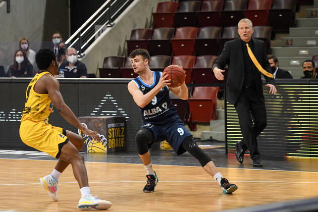 Jonas Mattisseck (ALBA Berlin) im Zweikampf mit Barry Brown Jr. (MHP Riesen Ludwigsburg), GER, MHP Riesen Ludwigsburg vs. ALBA Berlin, 08.12.2020, 6. Spieltag easycredit Basketball Bundesliga, Spielzeit 2020 2021. GER, MHP Riesen Ludwigsburg vs. ALBA Berlin, 08.12.2020, 6. Spieltag easycredit Basketball Bundesliga, Spielzeit 2020 2021. Ludwigsburg Copyright: xEibnerxPressefoto MichaelxMemmlerx EP_MMR