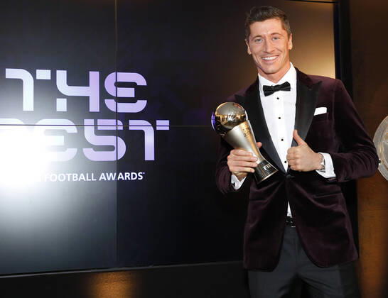 Bilder des Jahres 2020, Sport 12 Dezember Sport Bilder des Tages FC Bayern Muenchen Players And Staff Watch FIFA The BEST Awards MUNICH, GERMANY - DECEMBER 17: Robert Lewandowski of FC Bayern Muenchen poses after winning the FIFA Men s Player 2020 trophy during the FIFA The BEST Awards ceremony on December 17, 2020 in Munich, Germany. (Photo by Pool Marco Donato-FC Bayern Pool Getty Images via SVEN SIMON Fotoagentur Munich Bavaria Germany