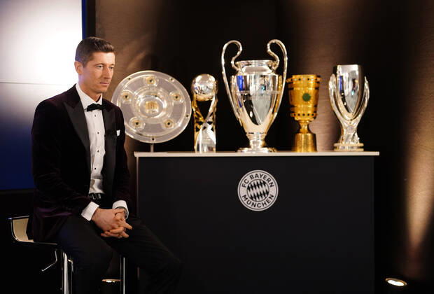 FC Bayern Muenchen Players And Staff Watch FIFA The BEST Awards MUNICH, GERMANY - DECEMBER 17: Robert Lewandowski of FC Bayern Muenchen is pictured awaiting the decision of the FIFA Men s Player 2020 during the FIFA The BEST Awards ceremony on December 17, 2020 in Munich, Germany. Photo by Pool Marco Donato-FC Bayern Pool Getty Images via SVEN SIMON Fotoagentur Munich Bavaria Germany