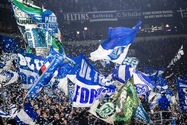Gelsenkirchen, Deutschland 02.Februar 2019: 1. BL - 18 19 - FC Schalke 04 vs. Bor. Moenchengladbach Die Fans des FC Schalke 04 schmeißen Konfetti for dem Spiel. Feature Symbol Symbolfoto charakteristisch Detail Fankurve Fans Fanblock DFL regulations prohibit any use of photographs as image sequences and or quasi-video. 1. BL - 18 19 - FC Schalke 04 vs. Bor. Moenchengladbach