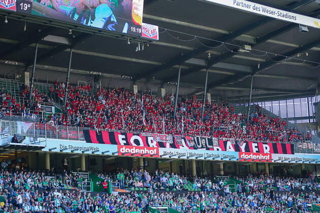 Bremen, Deutschland 05. Mai 2018: 1. BL - 17 18 - SV Werder Bremen vs. Bayer 04 Leverkusen Die Leverkusener Fans sind in Bremen alle Rot gekleidet Fankurve Fans Fanblock 1. BL - 17 18 - SV Werder Bremen vs. Bayer 04 Leverkusen
