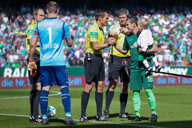 Bremen, Deutschland 05. Mai 2018: 1. BL - 17 18 - SV Werder Bremen vs. Bayer 04 Leverkusen Zlatko Junuzovic (Werder Bremen) hat sein Kind Clemens auf dem Arm bei der Platzwahl mit Torwart Torhueter Torhüter Bernd Leno (Bayer 04 Leverkusen) und Schiedsrichter Referee Robert Hartmann 1. BL - 17 18 - SV Werder Bremen vs. Bayer 04 Leverkusen