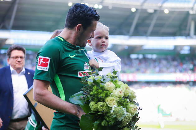 Bremen, Deutschland 05. Mai 2018: 1. BL - 17 18 - SV Werder Bremen vs. Bayer 04 Leverkusen Zlatko Junuzovic (Werder Bremen) wird verabschiedet und hat sein Kind Clemens auf dem Arm 1. BL - 17 18 - SV Werder Bremen vs. Bayer 04 Leverkusen