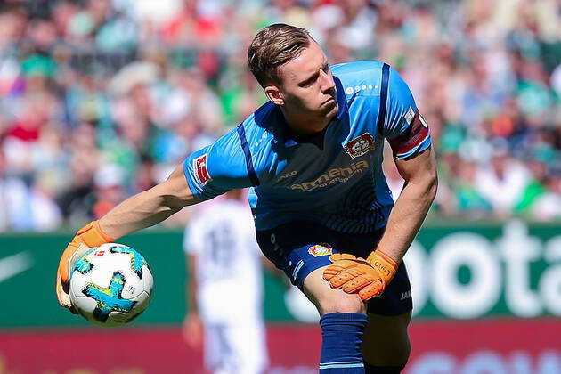 Bremen, Deutschland 05. Mai 2018: 1. BL - 17 18 - SV Werder Bremen vs. Bayer 04 Leverkusen Torwart Torhueter Torhüter Bernd Leno (Bayer 04 Leverkusen) Aktion . Einzelbild . mit Ball 1. BL - 17 18 - SV Werder Bremen vs. Bayer 04 Leverkusen
