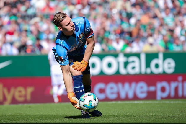 Bremen, Deutschland 05. Mai 2018: 1. BL - 17 18 - SV Werder Bremen vs. Bayer 04 Leverkusen Torwart Torhueter Torhüter Bernd Leno (Bayer 04 Leverkusen) mit Ball Aktion . Einzelbild . Freisteller . 1. BL - 17 18 - SV Werder Bremen vs. Bayer 04 Leverkusen