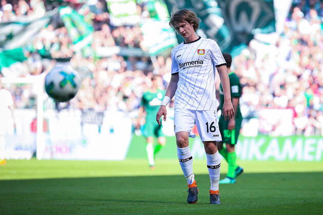 Bremen, Deutschland 05. Mai 2018: 1. BL - 17 18 - SV Werder Bremen vs. Bayer 04 Leverkusen Tin Jedvaj (Bayer 04 Leverkusen) unzufrieden enttäuscht enttaeuscht niedergeschlagen frustriert, Aktion . Einzelbild . Freisteller . 1. BL - 17 18 - SV Werder Bremen vs. Bayer 04 Leverkusen