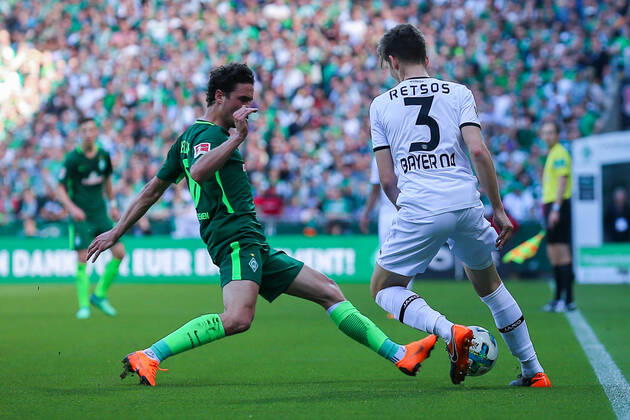 Bremen, Deutschland 05. Mai 2018: 1. BL - 17 18 - SV Werder Bremen vs. Bayer 04 Leverkusen v. li. im Zweikampf Thomas Delaney (Werder Bremen) und Panagiotis Retsos (Bayer 04 Leverkusen) 1. BL - 17 18 - SV Werder Bremen vs. Bayer 04 Leverkusen
