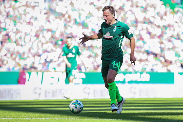 Bremen, Deutschland 05. Mai 2018: 1. BL - 17 18 - SV Werder Bremen vs. Bayer 04 Leverkusen Philipp Bargfrede (Werder Bremen) mit Ball Aktion . Einzelbild . Freisteller . 1. BL - 17 18 - SV Werder Bremen vs. Bayer 04 Leverkusen