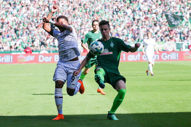 Bremen, Deutschland 05. Mai 2018: 1. BL - 17 18 - SV Werder Bremen vs. Bayer 04 Leverkusen v. li. im Zweikampf Leon Bailey (Bayer 04 Leverkusen) und Marco Friedl (Werder Bremen) 1. BL - 17 18 - SV Werder Bremen vs. Bayer 04 Leverkusen