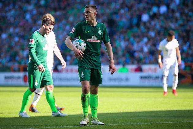 Bremen, Deutschland 05. Mai 2018: 1. BL - 17 18 - SV Werder Bremen vs. Bayer 04 Leverkusen Maximilian Eggestein (Werder Bremen) unzufrieden enttäuscht enttaeuscht niedergeschlagen frustriert, 1. BL - 17 18 - SV Werder Bremen vs. Bayer 04 Leverkusen