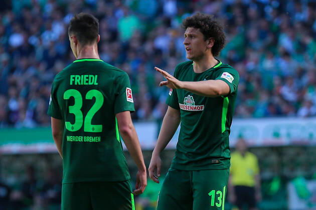 Bremen, Deutschland 05. Mai 2018: 1. BL - 17 18 - SV Werder Bremen vs. Bayer 04 Leverkusen v.li. Marco Friedl (Werder Bremen) und Milos Veljikovic (Werder Bremen) Gestik Geste gestikuliert 1. BL - 17 18 - SV Werder Bremen vs. Bayer 04 Leverkusen