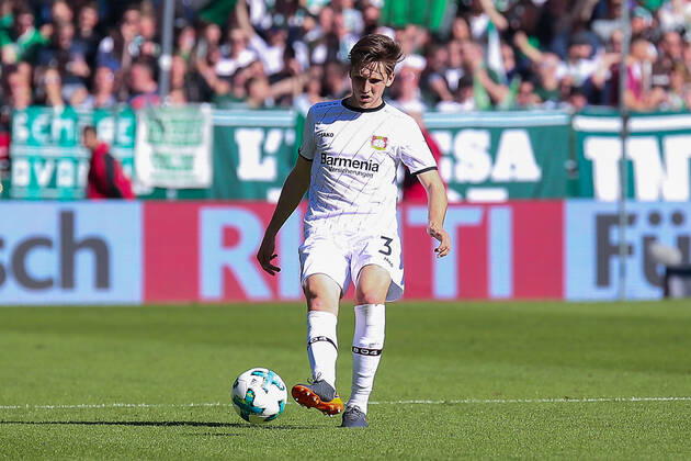 Bremen, Deutschland 05. Mai 2018: 1. BL - 17 18 - SV Werder Bremen vs. Bayer 04 Leverkusen Panagiotis Retsos (Bayer 04 Leverkusen) mit Ball Aktion . Einzelbild . Freisteller . 1. BL - 17 18 - SV Werder Bremen vs. Bayer 04 Leverkusen