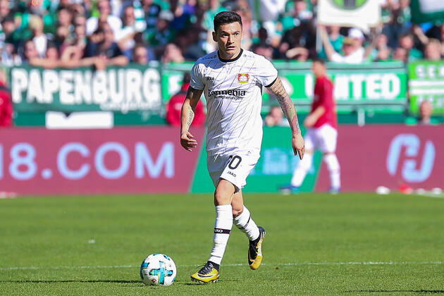 Bremen, Deutschland 05. Mai 2018: 1. BL - 17 18 - SV Werder Bremen vs. Bayer 04 Leverkusen Charles Aranguiz (Bayer 04 Leverkusen) mit Ball Aktion . Einzelbild . Freisteller . 1. BL - 17 18 - SV Werder Bremen vs. Bayer 04 Leverkusen