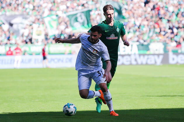 Bremen, Deutschland 05. Mai 2018: 1. BL - 17 18 - SV Werder Bremen vs. Bayer 04 Leverkusen v. li. im Zweikampf Kevin Volland (Bayer 04 Leverkusen) und Marco Friedl (Werder Bremen) 1. BL - 17 18 - SV Werder Bremen vs. Bayer 04 Leverkusen