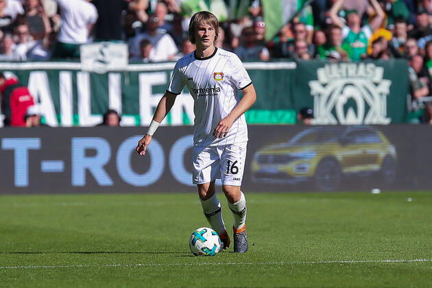 Bremen, Deutschland 05. Mai 2018: 1. BL - 17 18 - SV Werder Bremen vs. Bayer 04 Leverkusen Tin Jedvaj (Bayer 04 Leverkusen) mit Ball Aktion . Einzelbild . Freisteller . 1. BL - 17 18 - SV Werder Bremen vs. Bayer 04 Leverkusen