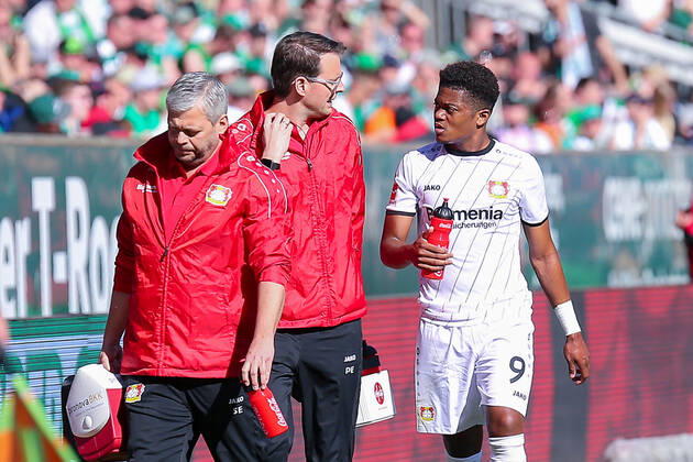 Bremen, Deutschland 05. Mai 2018: 1. BL - 17 18 - SV Werder Bremen vs. Bayer 04 Leverkusen Leon Bailey (Bayer 04 Leverkusen) Verletzt Verletzung Schmerzen wird ausgewechselt 1. BL - 17 18 - SV Werder Bremen vs. Bayer 04 Leverkusen