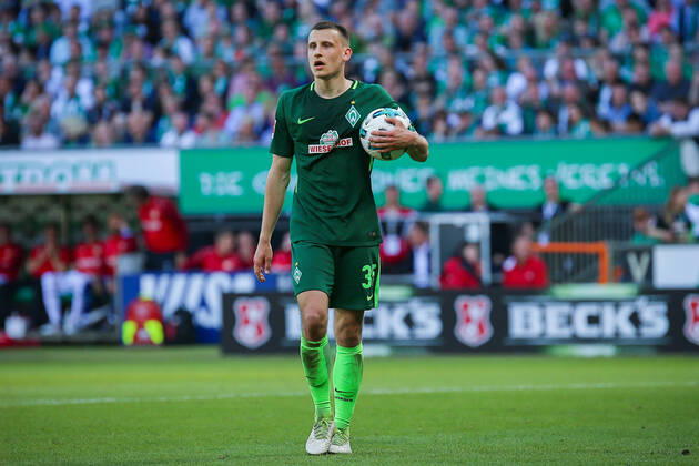 Bremen, Deutschland 05. Mai 2018: 1. BL - 17 18 - SV Werder Bremen vs. Bayer 04 Leverkusen Maximilian Eggestein (Werder Bremen) unzufrieden enttäuscht enttaeuscht niedergeschlagen frustriert, mit Ball Aktion . Einzelbild . Freisteller . 1. BL - 17 18 - SV Werder Bremen vs. Bayer 04 Leverkusen