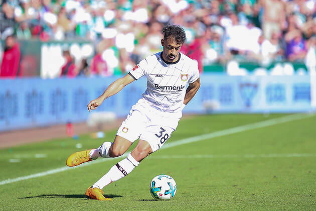 Bremen, Deutschland 05. Mai 2018: 1. BL - 17 18 - SV Werder Bremen vs. Bayer 04 Leverkusen Karim Bellarabi (Bayer 04 Leverkusen) mit Ball Aktion . Einzelbild . Freisteller . 1. BL - 17 18 - SV Werder Bremen vs. Bayer 04 Leverkusen