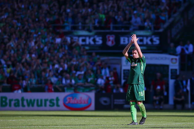 Bremen, Deutschland 05. Mai 2018: 1. BL - 17 18 - SV Werder Bremen vs. Bayer 04 Leverkusen Zlatko Junuzovic (Werder Bremen) verabschiedet sich von den Fans bei seiner Auswechslung 1. BL - 17 18 - SV Werder Bremen vs. Bayer 04 Leverkusen