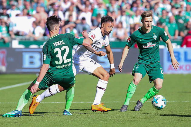 Bremen, Deutschland 05. Mai 2018: 1. BL - 17 18 - SV Werder Bremen vs. Bayer 04 Leverkusen v. li. im Zweikampf Marco Friedl (Werder Bremen), Karim Bellarabi (Bayer 04 Leverkusen) und Johannes Eggestein (Werder Bremen) 1. BL - 17 18 - SV Werder Bremen vs. Bayer 04 Leverkusen