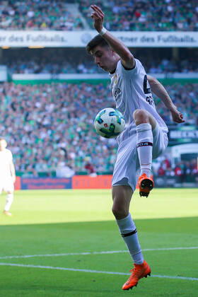 Bremen, Deutschland 05. Mai 2018: 1. BL - 17 18 - SV Werder Bremen vs. Bayer 04 Leverkusen Kai Havertz (Bayer 04 Leverkusen) mit Ball Aktion . Einzelbild . Freisteller .hoch, hochformat 1. BL - 17 18 - SV Werder Bremen vs. Bayer 04 Leverkusen