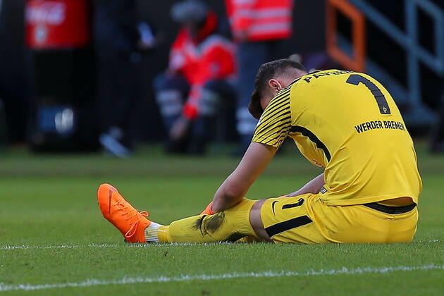 Bremen, Deutschland 05. Mai 2018: 1. BL - 17 18 - SV Werder Bremen vs. Bayer 04 Leverkusen Torwart Torhueter Torhüter Jiri Pavlenka (Werder Bremen) unzufrieden enttäuscht enttaeuscht niedergeschlagen frustriert, 1. BL - 17 18 - SV Werder Bremen vs. Bayer 04 Leverkusen