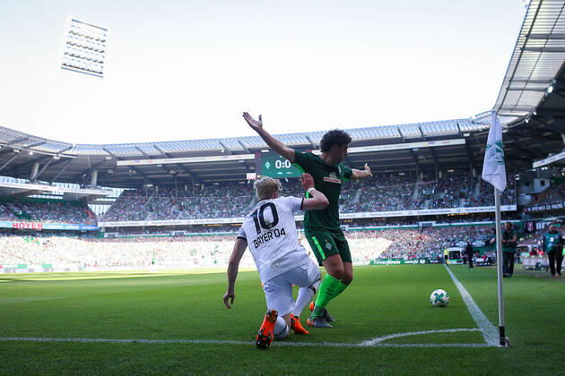 Bremen, Deutschland 05. Mai 2018: 1. BL - 17 18 - SV Werder Bremen vs. Bayer 04 Leverkusen v. li. im Zweikampf Julian Brandt (Bayer 04 Leverkusen) und Thomas Delaney (Werder Bremen) im Hintergrund das Weser Stadion Feature Symbol Symbolfoto charakteristisch Detail 1. BL - 17 18 - SV Werder Bremen vs. Bayer 04 Leverkusen