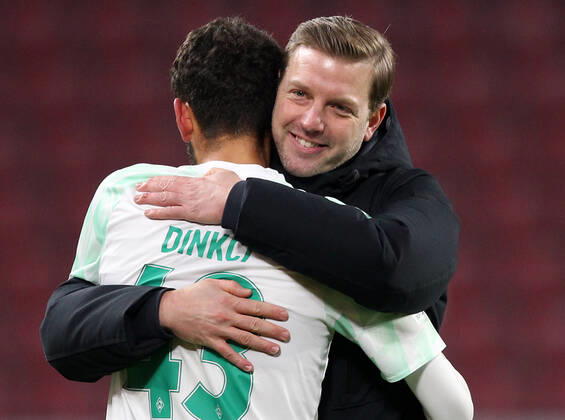 Florian Kohfeldt (Trainer, Werder Bremen) mit dem Siegtorschützen Eren Sami Dinkci (43, Werder Bremen), Fußball, 1. Bundesliga, 13. Spieltag, 1. FSV Mainz 05 - SV Werder Bremen, 19.12.2020, Opel Arena, Mainz, Deutschland, zmdz, ** DFB & DFL regulations prohibit any use of photographs as image sequences and or quasi-video. ** 1. FSV Mainz 05 - SV Werder Bremen