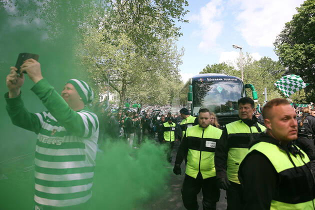 Bremen, Deutschland 14. Mai 2016: 1. BL - 15 16 - SV Werder Bremen vs. Eintracht Frankfurt Der Mannschaftsbus von Werder Bremen auf dem Weg ins Stadion. Feuer Rauch Bengali Bengalis bengalisches Feuer zünden Feuerwerk Rauchbombe Feature Symbol Symbolfoto charakteristisch Detail quer, querformat 1. BL - 15 16 - SV Werder Bremen vs. Eintracht Frankfurt