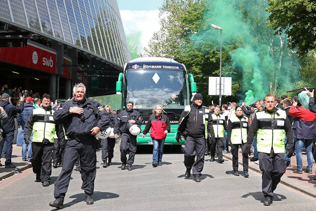 Bremen, Deutschland 14. Mai 2016: 1. BL - 15 16 - SV Werder Bremen vs. Eintracht Frankfurt Der Mannschaftsbus von Werder Bremen auf dem Weg ins Stadion. Feuer Rauch Bengali Bengalis bengalisches Feuer zünden Feuerwerk Rauchbombe Feature Symbol Symbolfoto charakteristisch Detail quer, querformat 1. BL - 15 16 - SV Werder Bremen vs. Eintracht Frankfurt