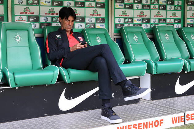 Bremen, Deutschland 14. Mai 2016: 1. BL - 15 16 - SV Werder Bremen vs. Eintracht Frankfurt Sportdirektor Bruno Hübner Huebner (Eintracht Frankfurt) sitzt vor der Partie auf der Trainerbank. nachdenklich grübelnd gruebelnd Aktion . Einzelbild . quer, querformat 1. BL - 15 16 - SV Werder Bremen vs. Eintracht Frankfurt