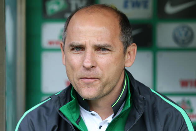 Bremen, Deutschland 14. Mai 2016: 1. BL - 15 16 - SV Werder Bremen vs. Eintracht Frankfurt Trainer Viktor Skripnik (SV Werder Bremen) Mimik starker Gesichtsausdruck Emotion . nachdenklich grübelnd gruebelnd vor dem Anpfiff. Aktion . Einzelbild . quer, querformat 1. BL - 15 16 - SV Werder Bremen vs. Eintracht Frankfurt