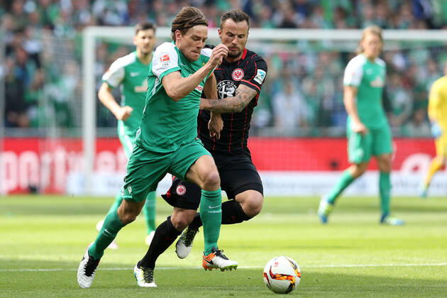 Bremen, Deutschland 14. Mai 2016: 1. BL - 15 16 - SV Werder Bremen vs. Eintracht Frankfurt v.li. im Zweikampf Clemens Fritz (SV Werder Bremen, 8) und Haris Seferovic (Eintracht Frankfurt, 9). quer, querformat 1. BL - 15 16 - SV Werder Bremen vs. Eintracht Frankfurt