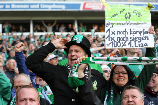 Bremen, Deutschland 14. Mai 2016: 1. BL - 15 16 - SV Werder Bremen vs. Eintracht Frankfurt Jubelnde Bremer Fans nach der Partie. Feature Symbol Symbolfoto charakteristisch Detail Fankurve Fans Fanblock quer, querformat 1. BL - 15 16 - SV Werder Bremen vs. Eintracht Frankfurt
