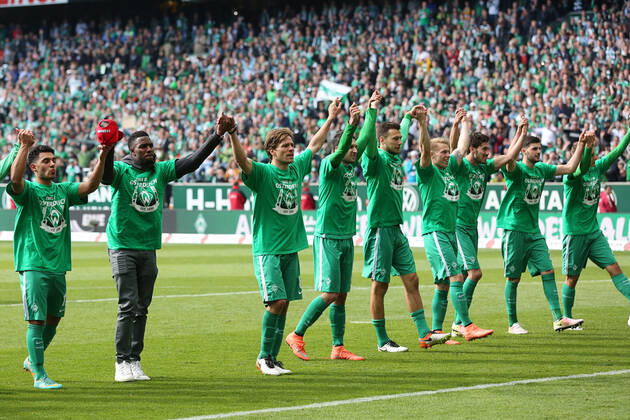 Bremen, Deutschland 14. Mai 2016: 1. BL - 15 16 - SV Werder Bremen vs. Eintracht Frankfurt Bremer Schlussjubel Schlußjubel Emotion Freude Jubel Freude Emotion Torjubel Torschuetze Torschütze . Feature Symbol Symbolfoto charakteristisch Detail quer, querformat 1. BL - 15 16 - SV Werder Bremen vs. Eintracht Frankfurt