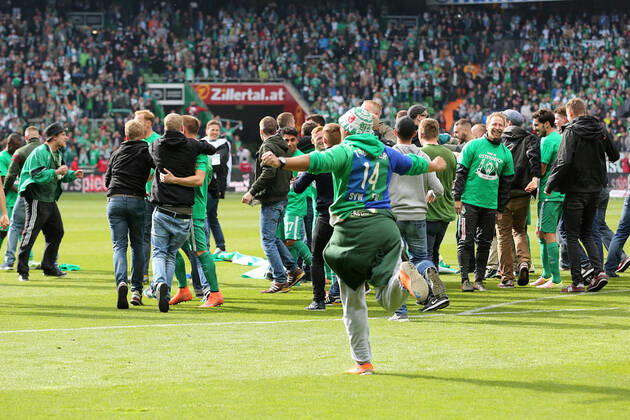 Bremen, Deutschland 14. Mai 2016: 1. BL - 15 16 - SV Werder Bremen vs. Eintracht Frankfurt Bremer Schlussjubel Schlußjubel Emotion Freude Jubel Freude Emotion Torjubel Torschuetze Torschütze . Platzsturm der Fans. Feature Symbol Symbolfoto charakteristisch Detail quer, querformat 1. BL - 15 16 - SV Werder Bremen vs. Eintracht Frankfurt