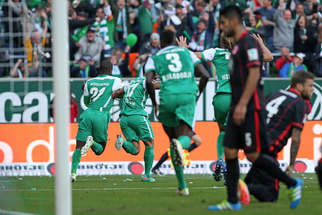 Bremen, Deutschland 14. Mai 2016: 1. BL - 15 16 - SV Werder Bremen vs. Eintracht Frankfurt Jubel der Bremer Spieler nach dem 1:0 durch Anthony Ujah (SV Werder Bremen, 21). Jubel Freude Emotion Torjubel Torschuetze Torschütze . quer, querformat 1. BL - 15 16 - SV Werder Bremen vs. Eintracht Frankfurt